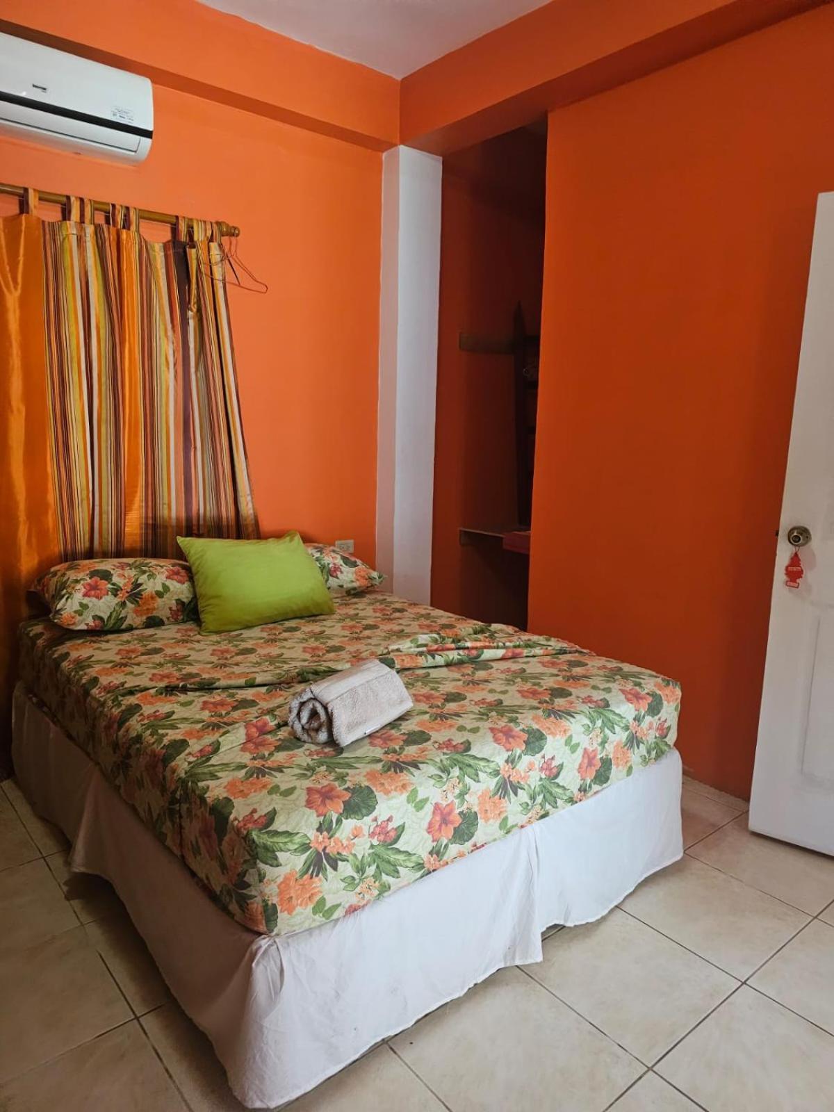 Fish Tobago Guesthouse Or Joy And Brandon Guesthouse Buccoo Quarto foto