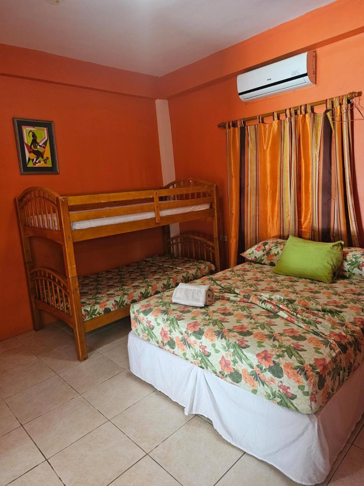 Fish Tobago Guesthouse Or Joy And Brandon Guesthouse Buccoo Quarto foto