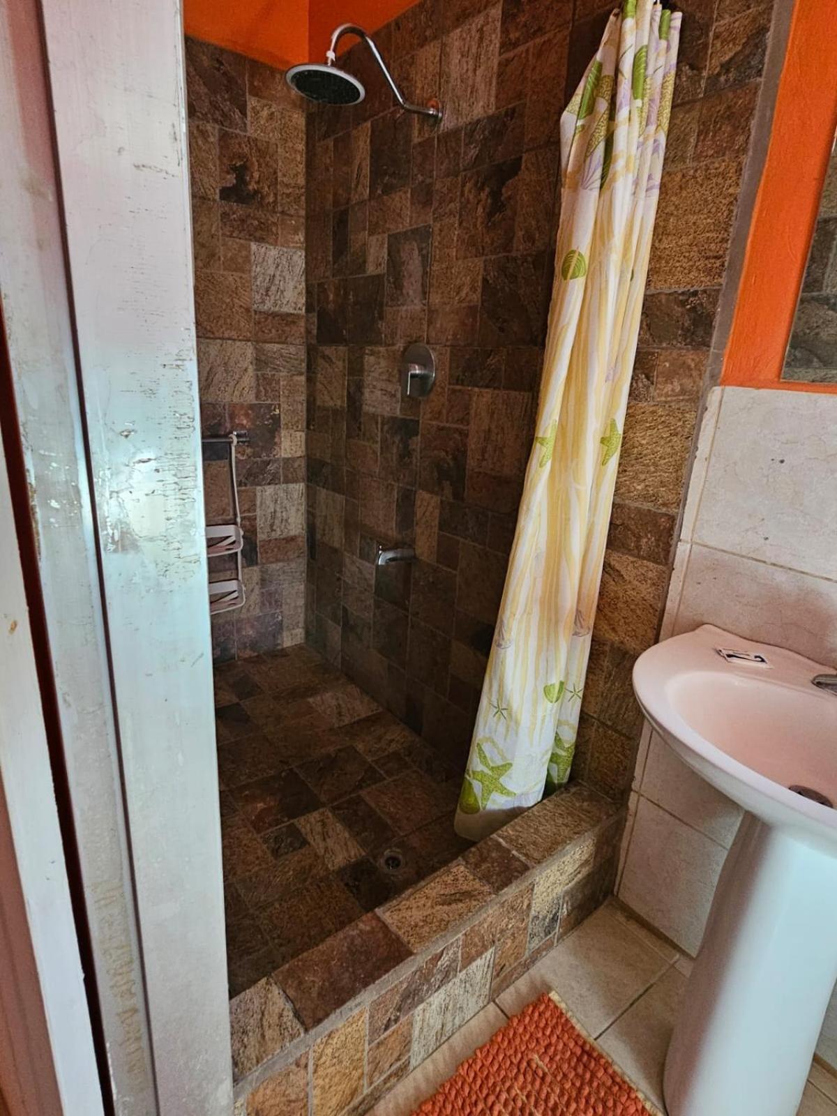 Fish Tobago Guesthouse Or Joy And Brandon Guesthouse Buccoo Quarto foto