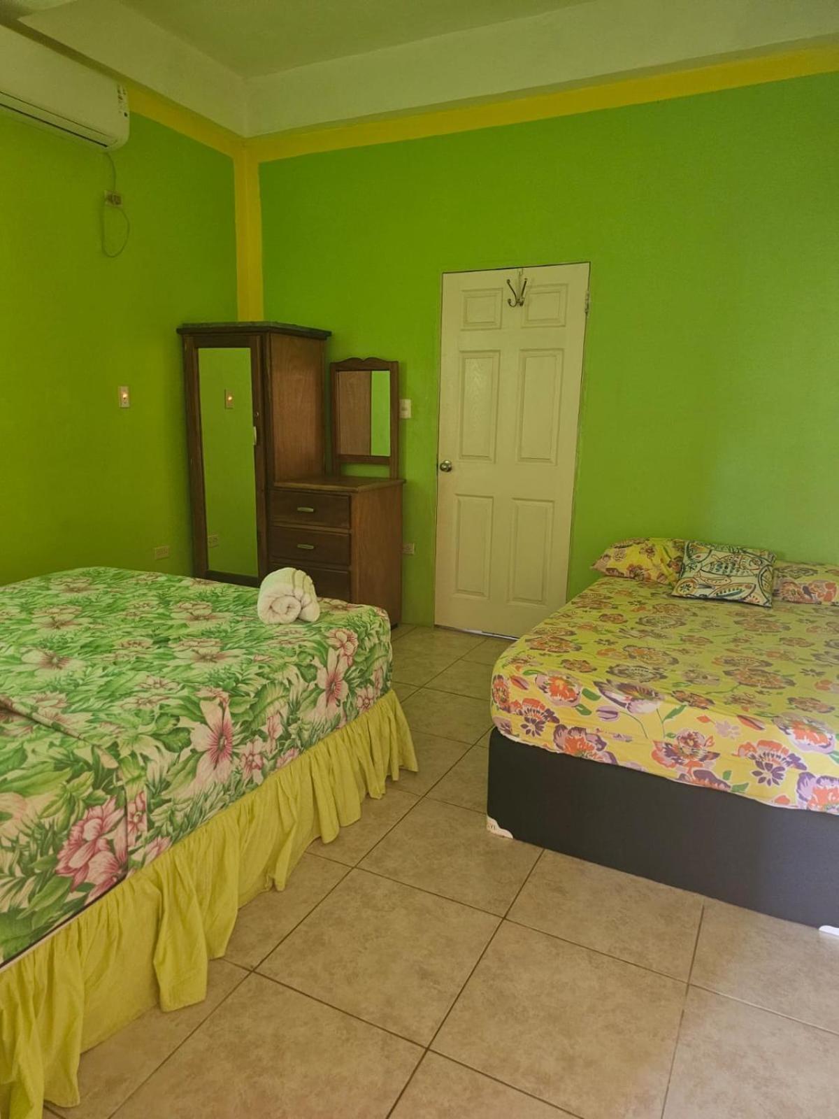 Fish Tobago Guesthouse Or Joy And Brandon Guesthouse Buccoo Quarto foto